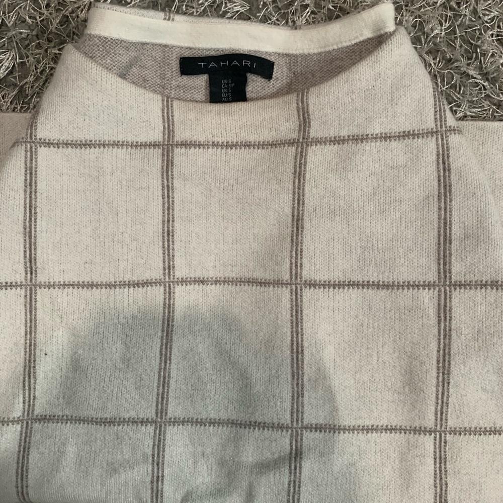 Tahari Long Sleeves Shirt !